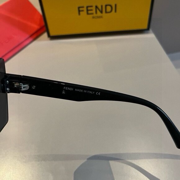 FENDI FF Logo Oversize Sunglasses - Picture 8 of 9
